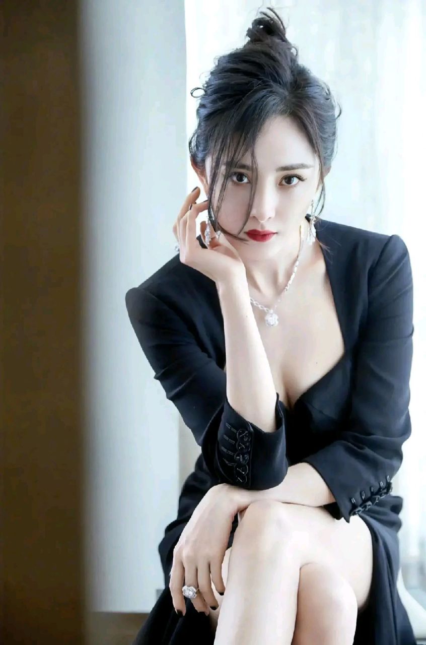 黑色的睫毛蕾丝覆盖在网面之外,质感错落透出,渐变成一道妩媚如墨的