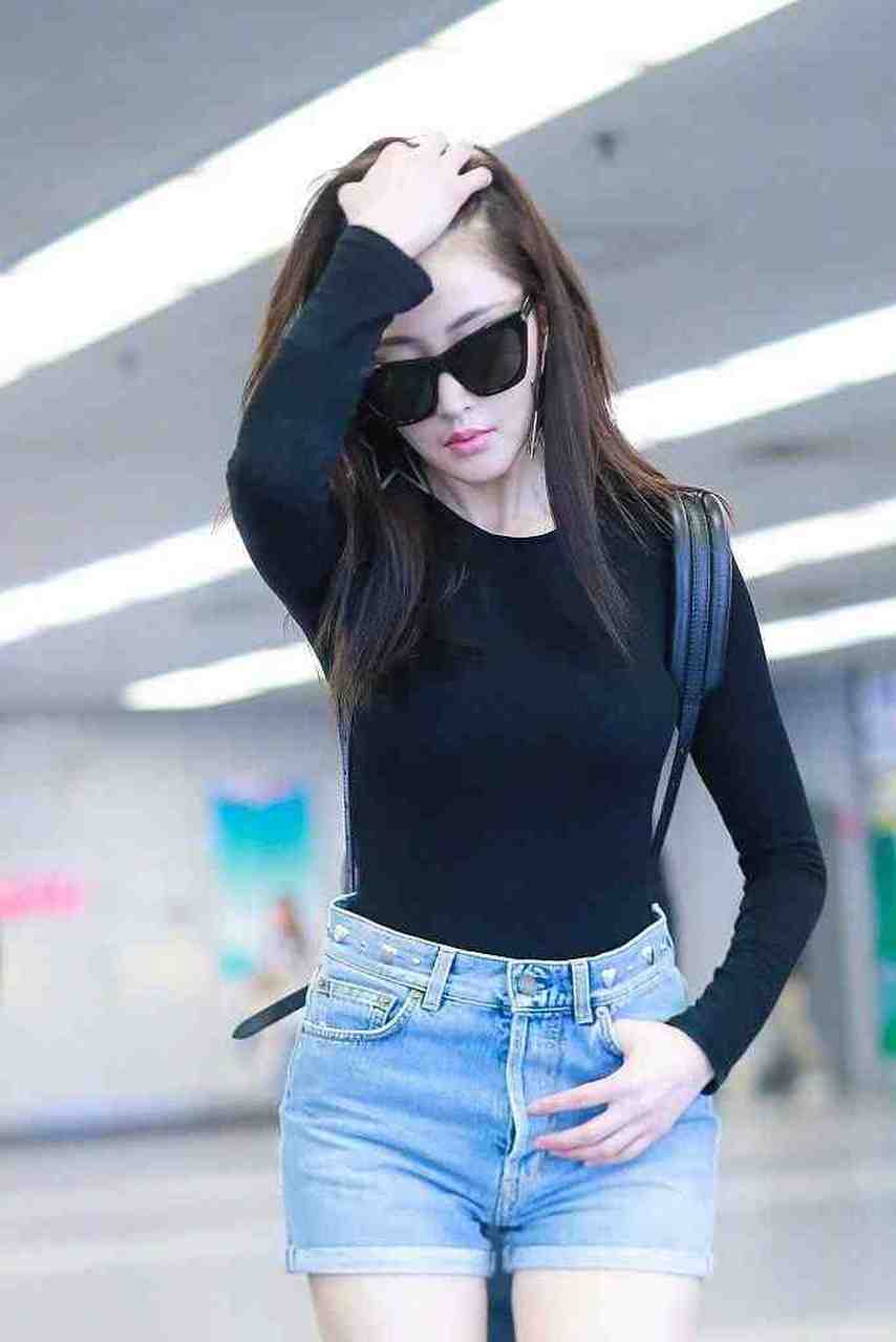 张天爱是穿瑜伽裤的天花板,穿超短牛仔裤也很好看啊