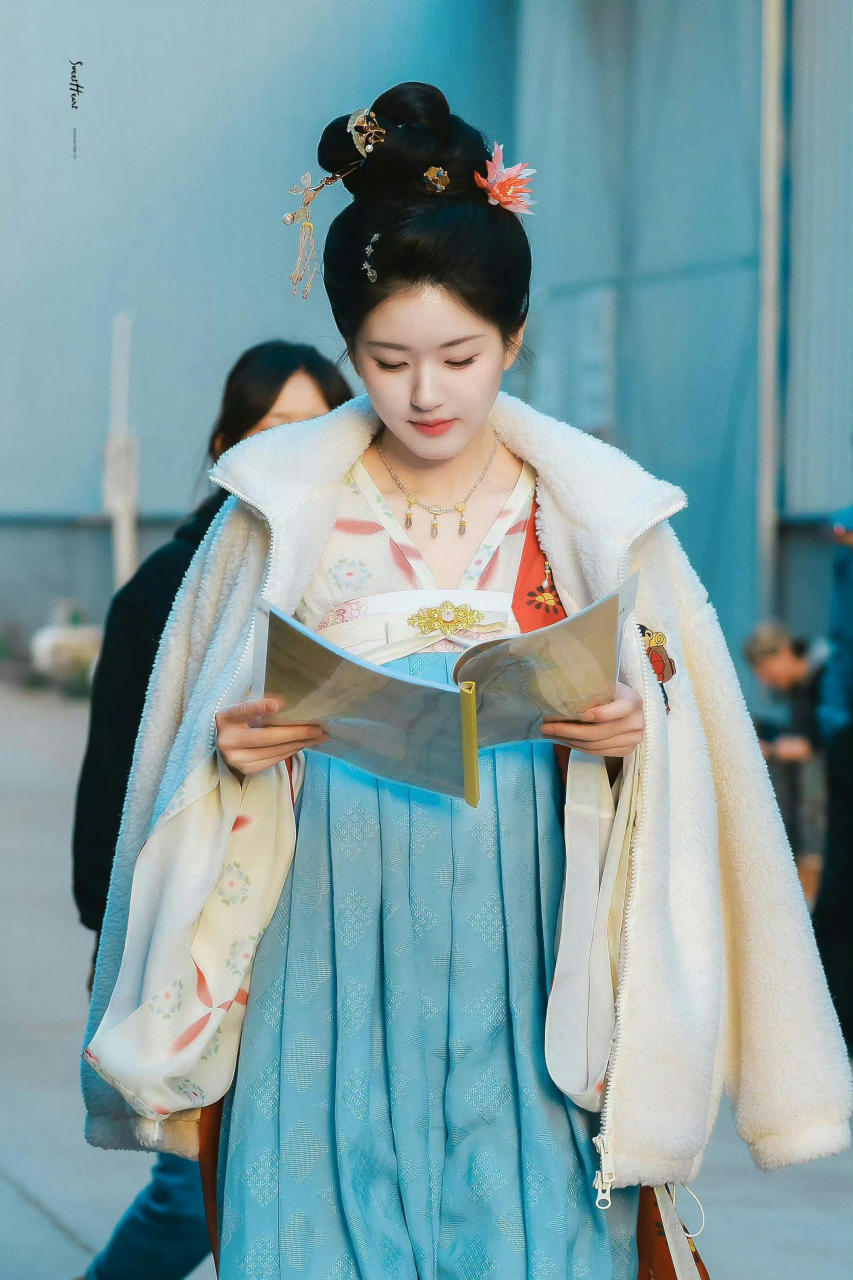 赵露思在《珠帘玉幕》中的古装造型很好看耶!