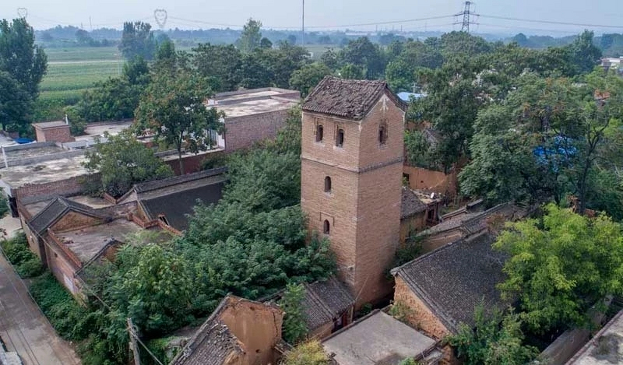 夏日生活创作季# 在偃师市府店镇关庄村62号老式宅院内,有一座历经