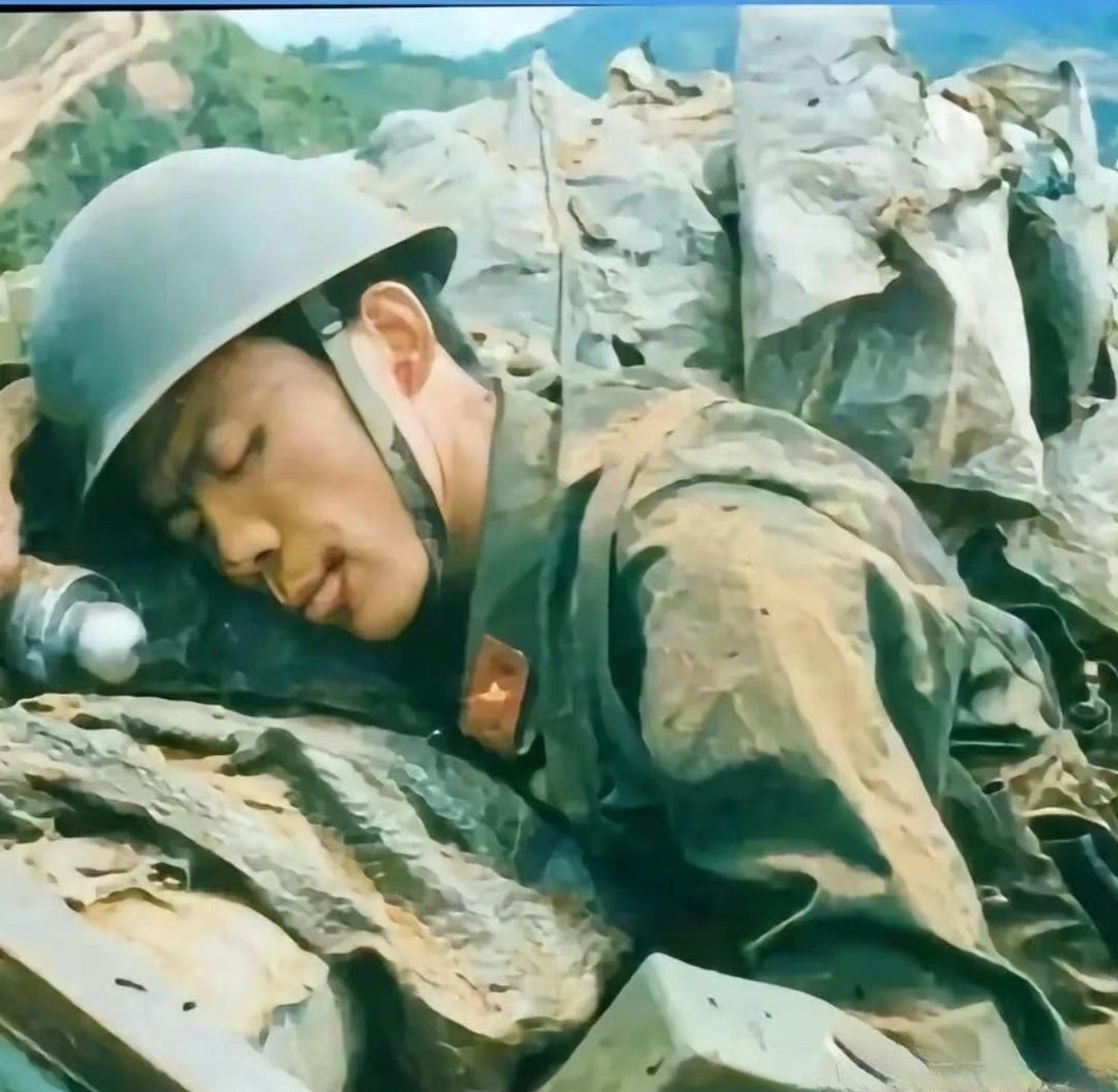 1987年,老山前线,"一等功臣"王爱军牺牲时的照片,在他遗体火化时,战友