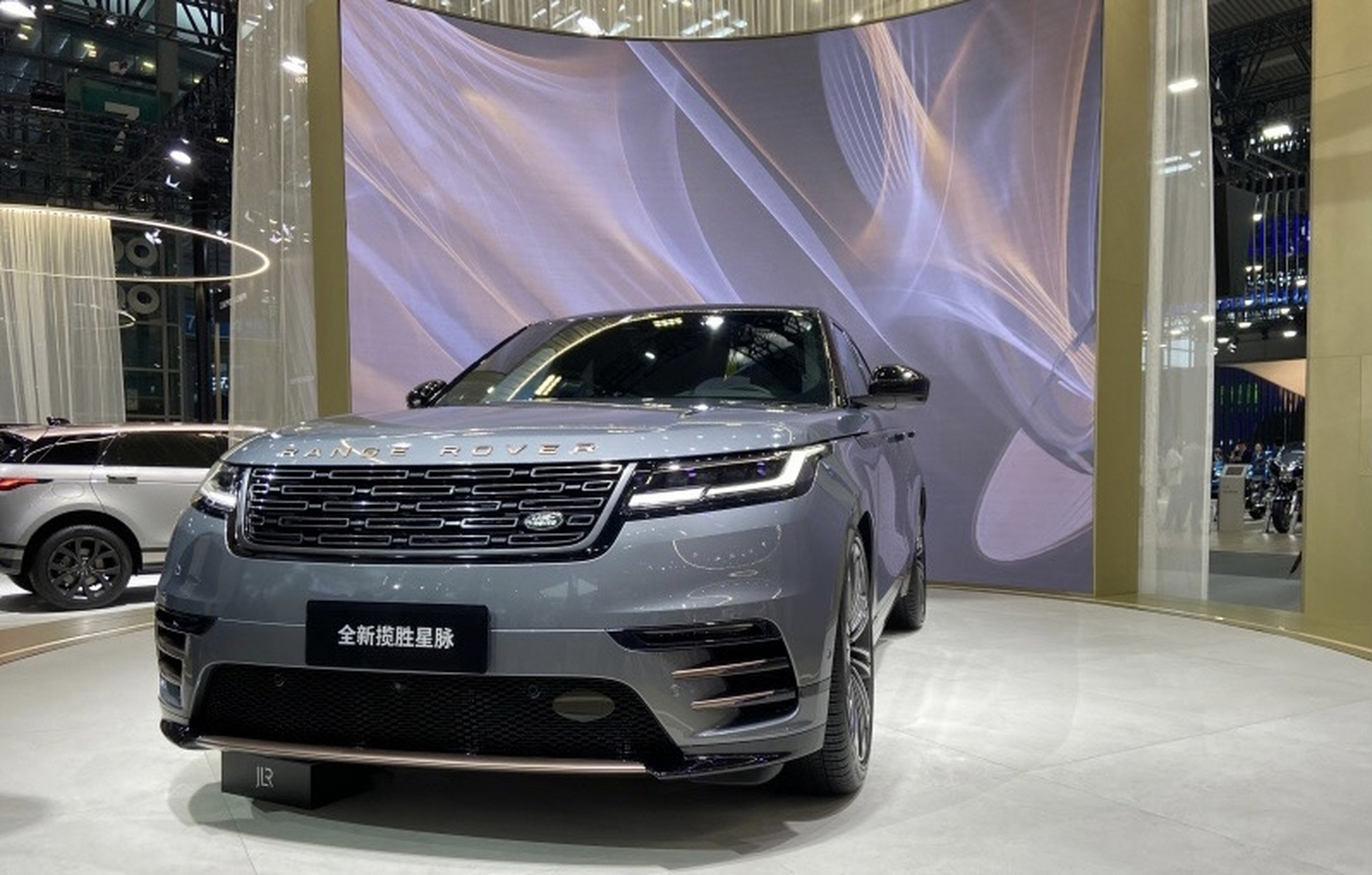 6月16日,在2023粵港澳大湾区车展上,新款揽胜星脉正式上市,售价区间