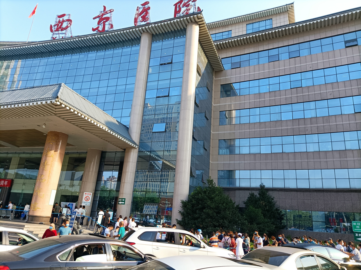 西安疫情压力山大,西京医院候诊患者,队伍好长好长!