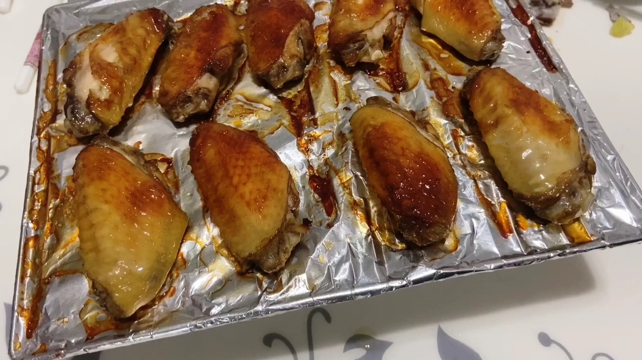 孜然烤鸡翅,皮酥肉嫩有汁水,像极了我们偷偷恋爱时烧烤摊的味道