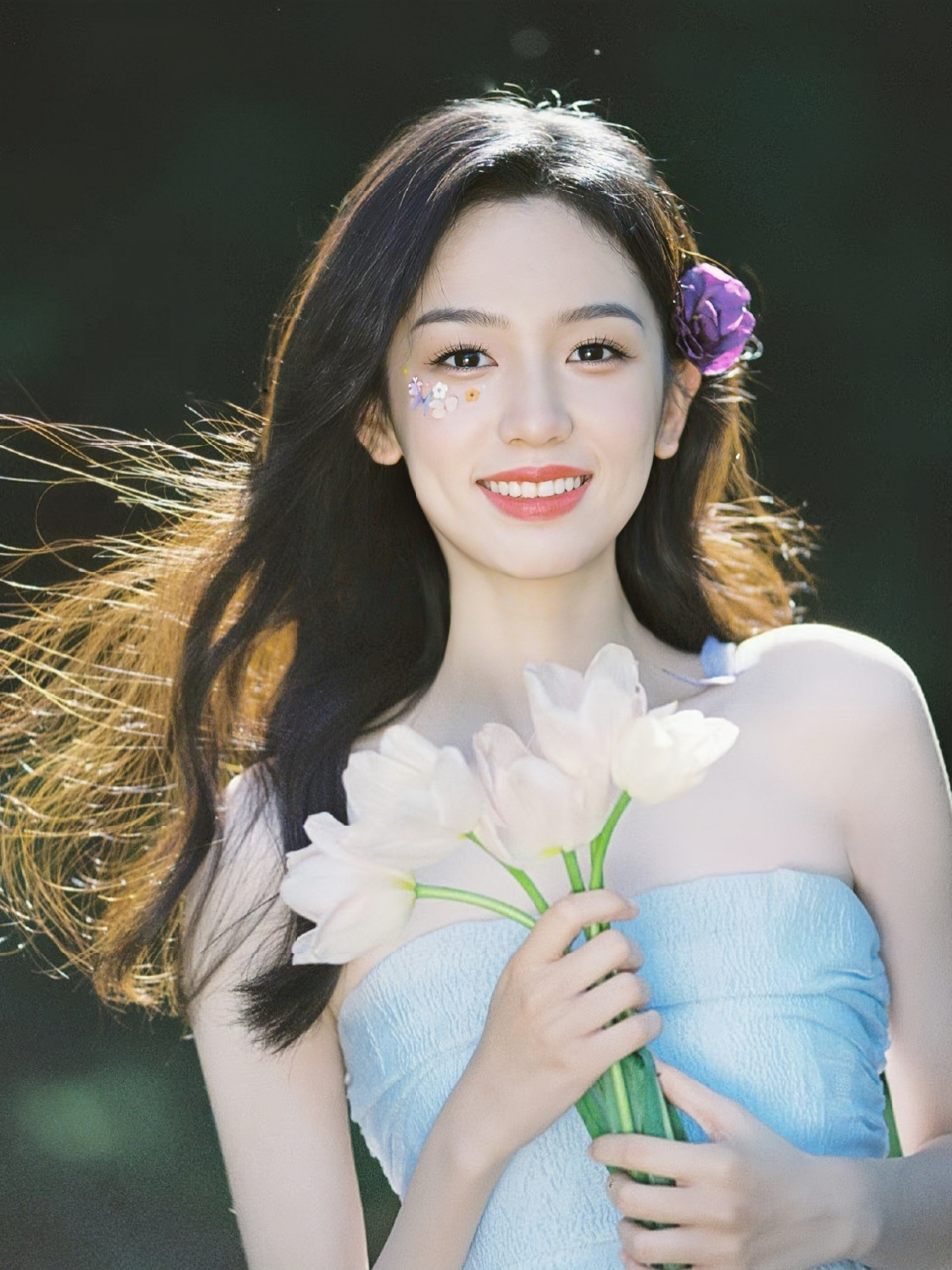 周也家境中上,家庭氛围很好,样貌出众,高二被老师建议艺考,很顺利的考