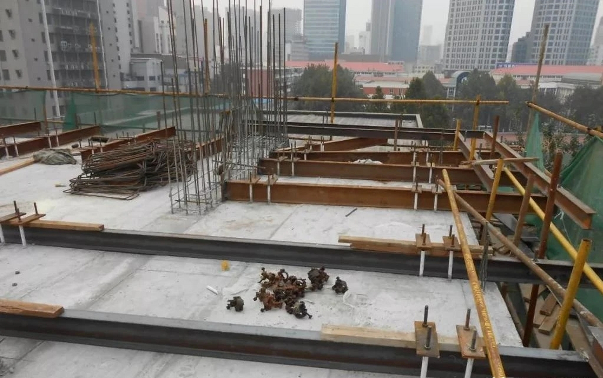 买房什么要避开槽钢层?  首先,房子建设作业时是需要脚手架的.