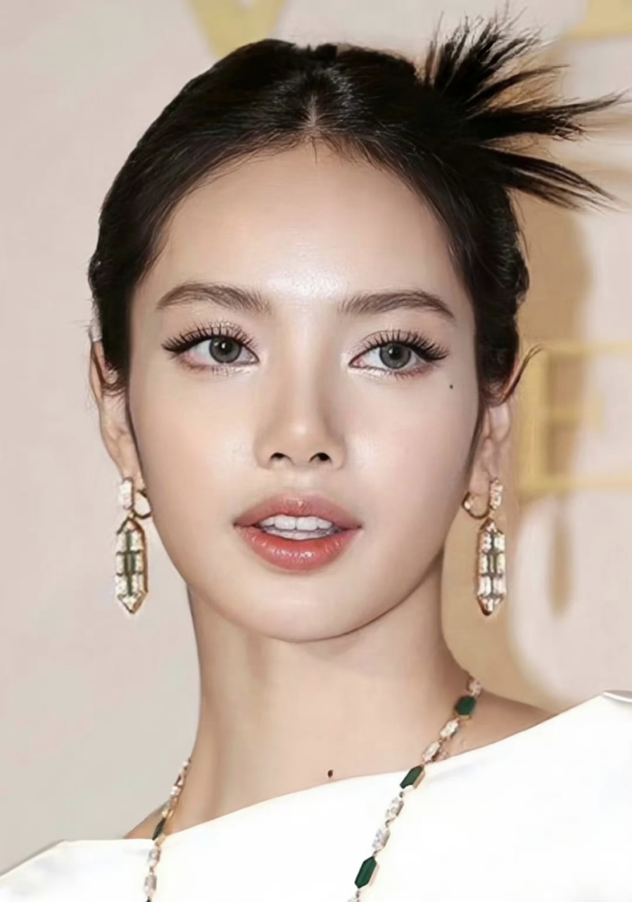 lisa有刘海好看还是露额头好看?有刘海看着是妹妹,露额头看着是姐姐