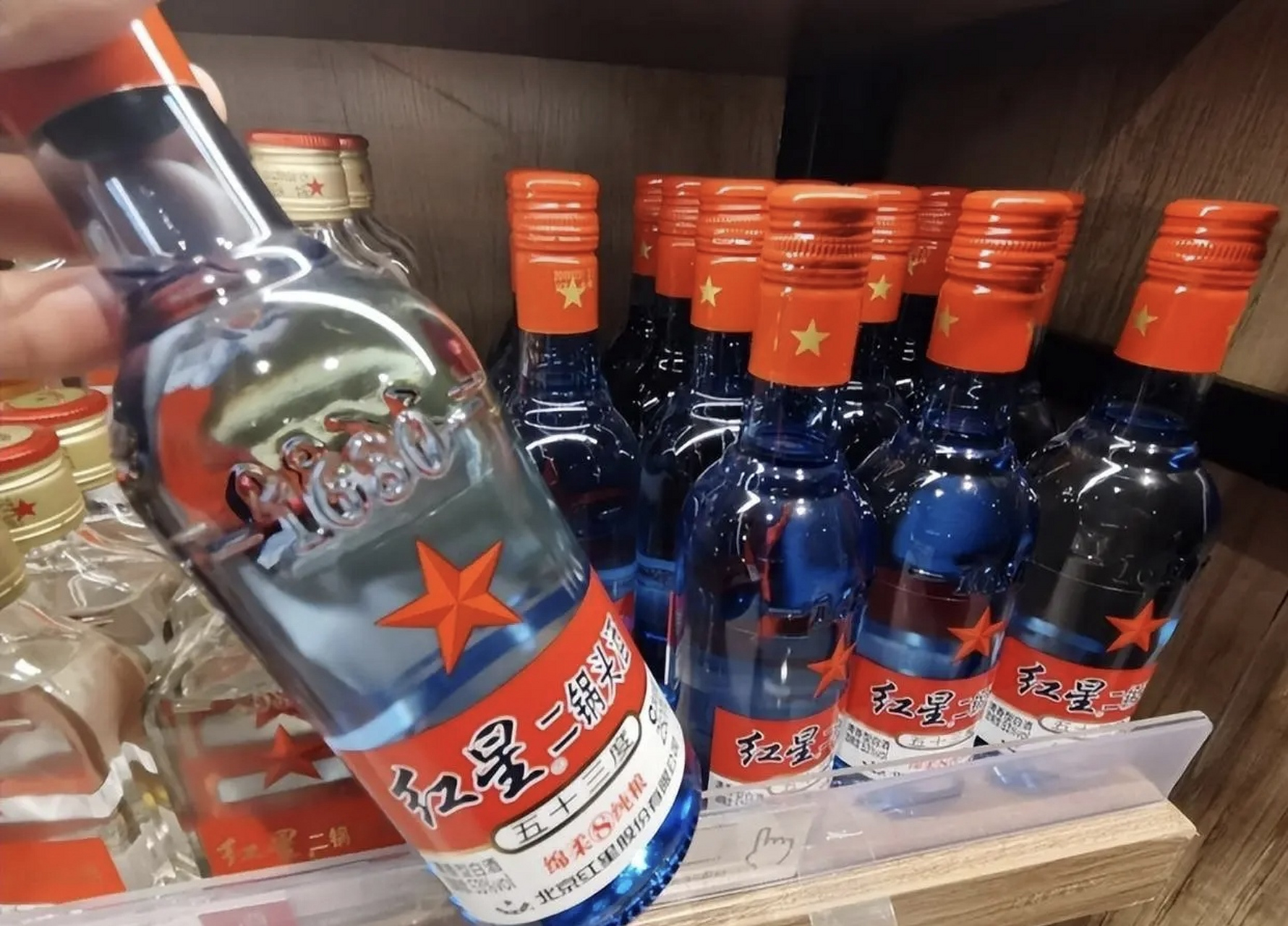 红星二锅头 蓝瓶绵柔8  产地:北京  一颗红星很是显眼,蓝瓶包装看起来