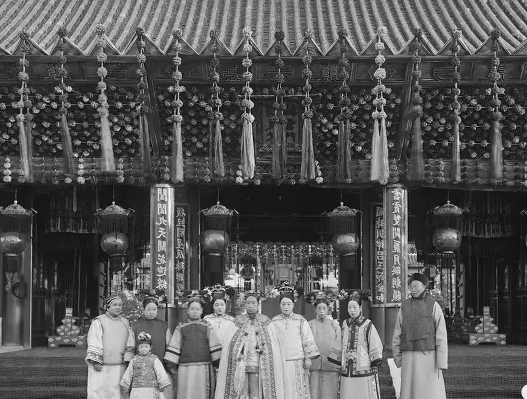 慈禧在颐和园排云殿前的合影,左起为崔玉贵,隆裕皇后,俊寿,德龄,慈禧