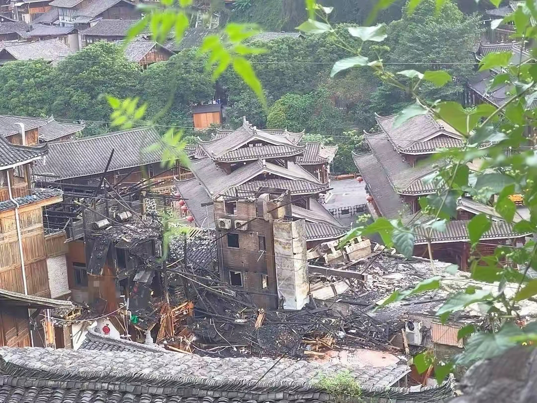 7月10日上午,贵州黔东南西江千户苗寨景区突发火灾.