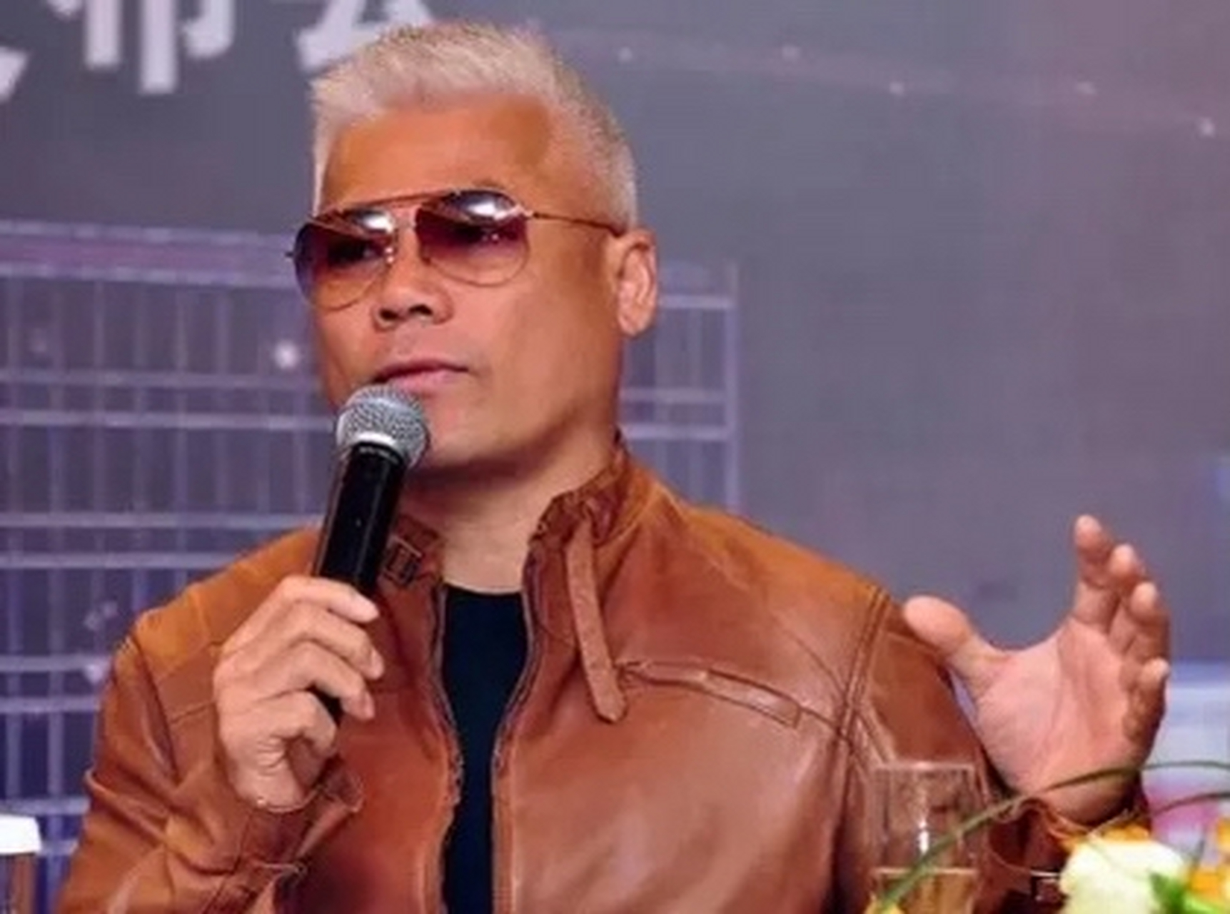 一次比赛中,女歌手唱完台下一片掌声,巫启贤却说只是练习生水平,女