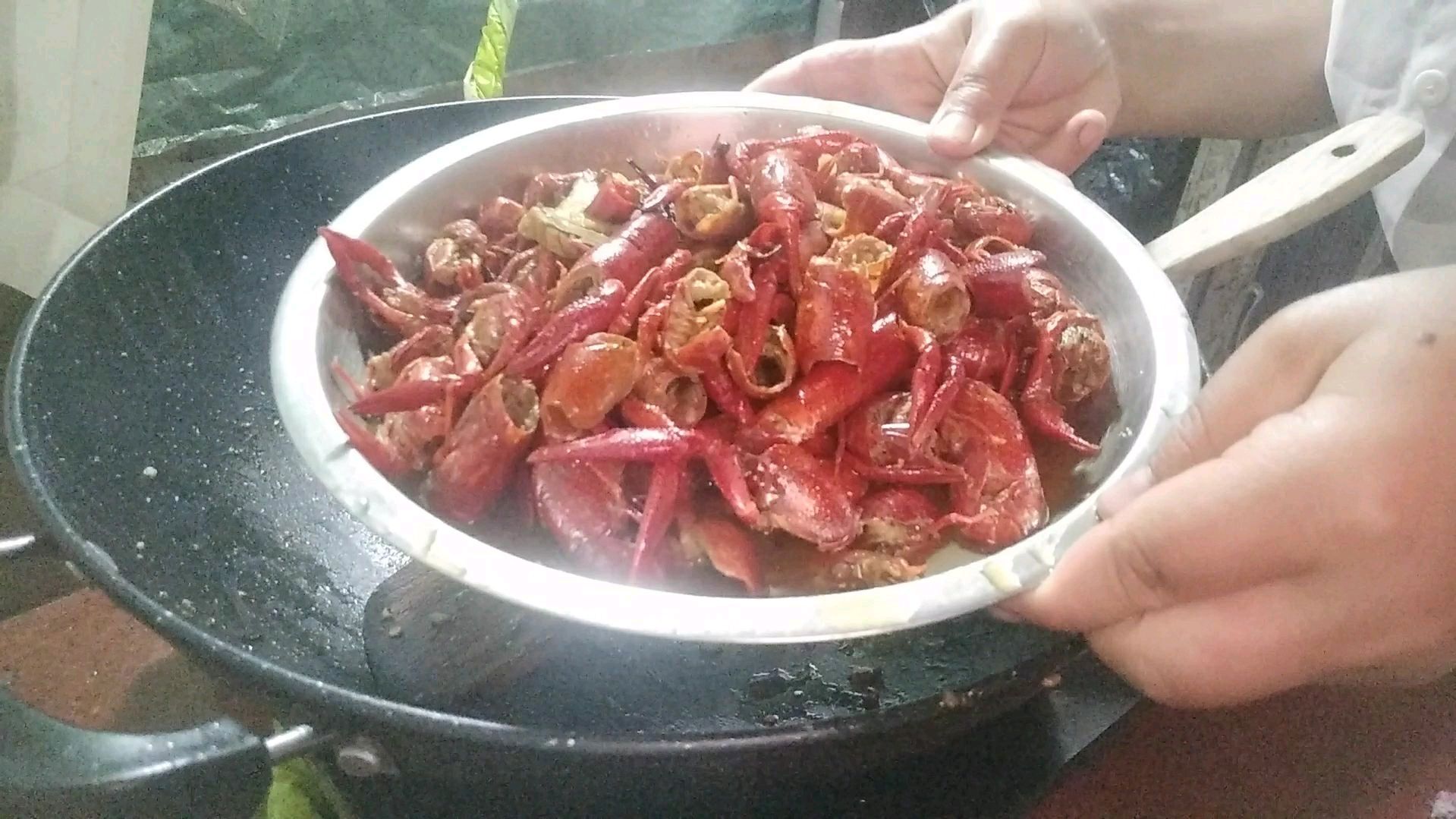 免费的小龙虾吃着就是香,又麻又辣吃了还想吃