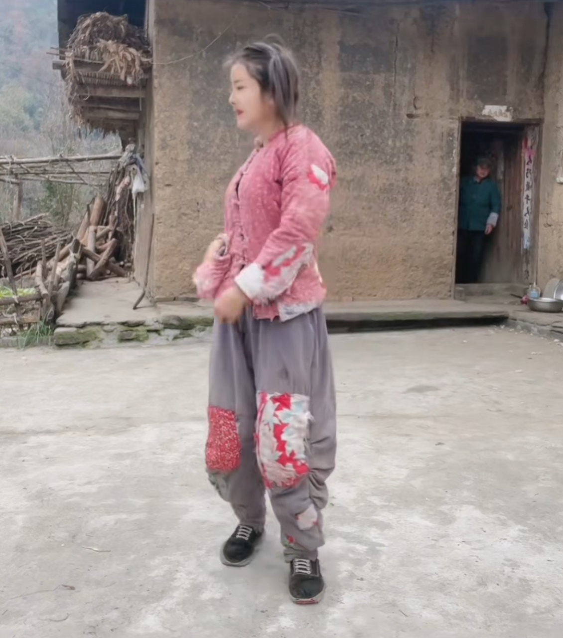 当代女网红的才艺,就是穿个破烂衣服扮穷人,妆容却精致得一点也不含糊