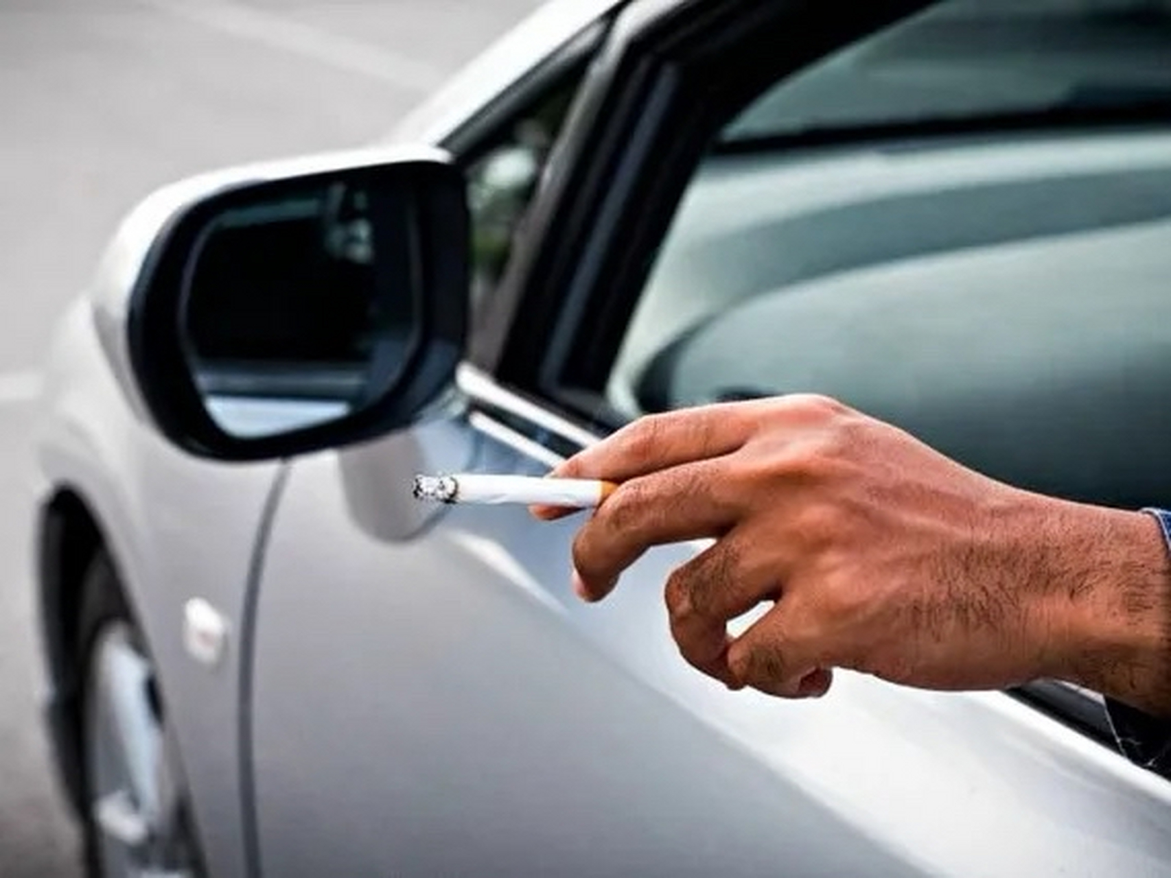 标题:"开车抽烟罚款200元扣2分?