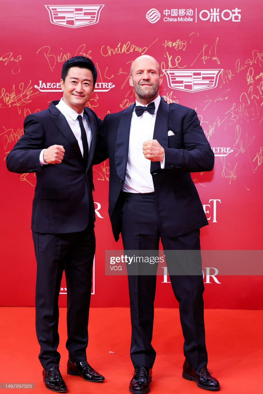 吴京和杰森·斯坦森代表巨齿鲨剧组亮相上海国际电影节红毯,两大硬汉