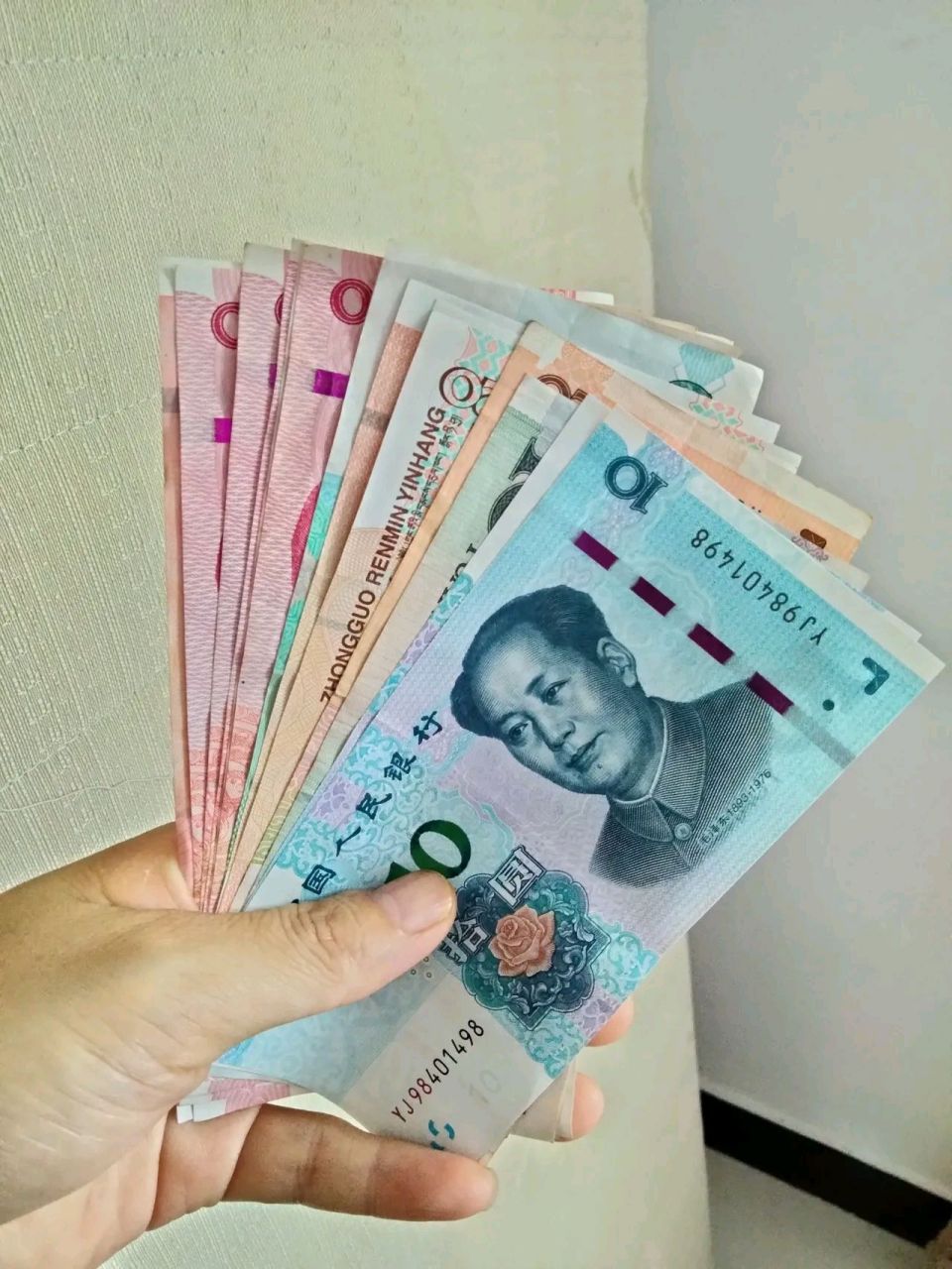 今天因要随礼用到现金,从银行里取出了五千块钱,才发现不起眼的几千