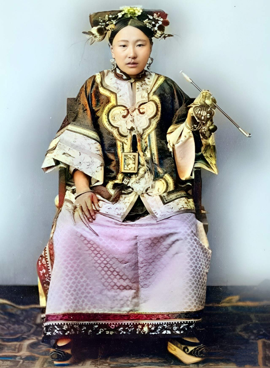 这位雍容华贵,气质满满的妇女是满族贵妇的典型代表.