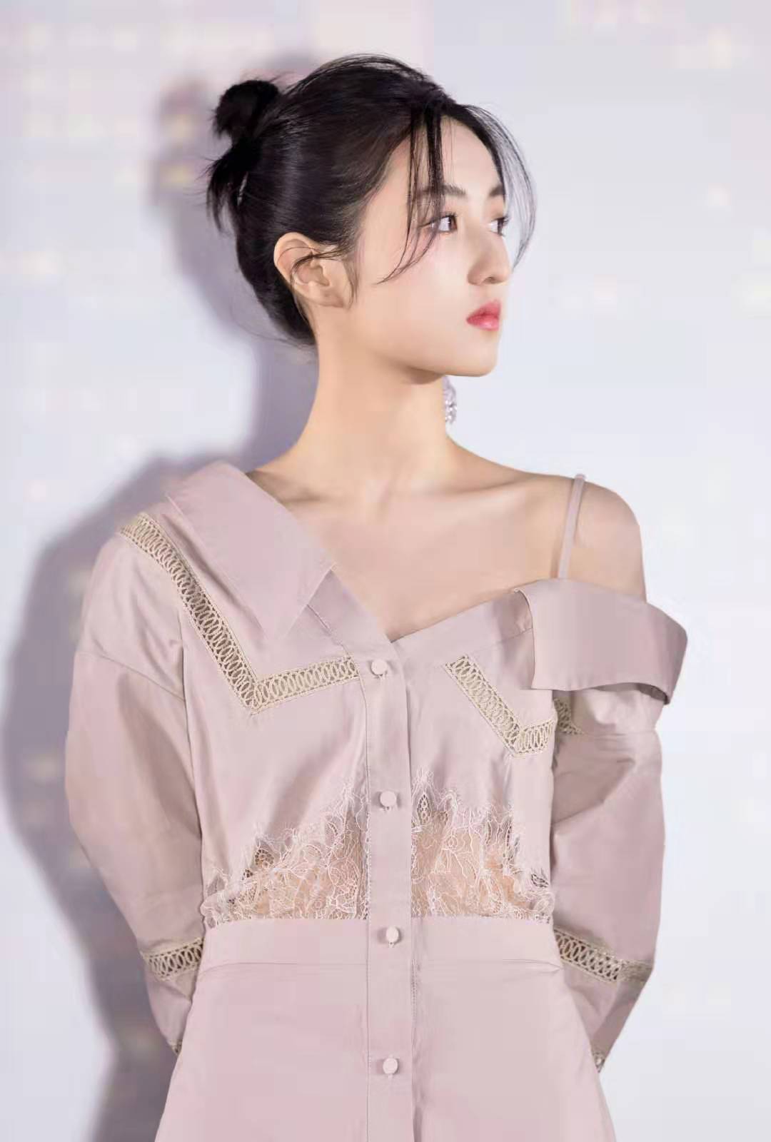 张子枫"逆袭"之路:改变圆肩驼背,穿搭减龄有层次,满满少年感