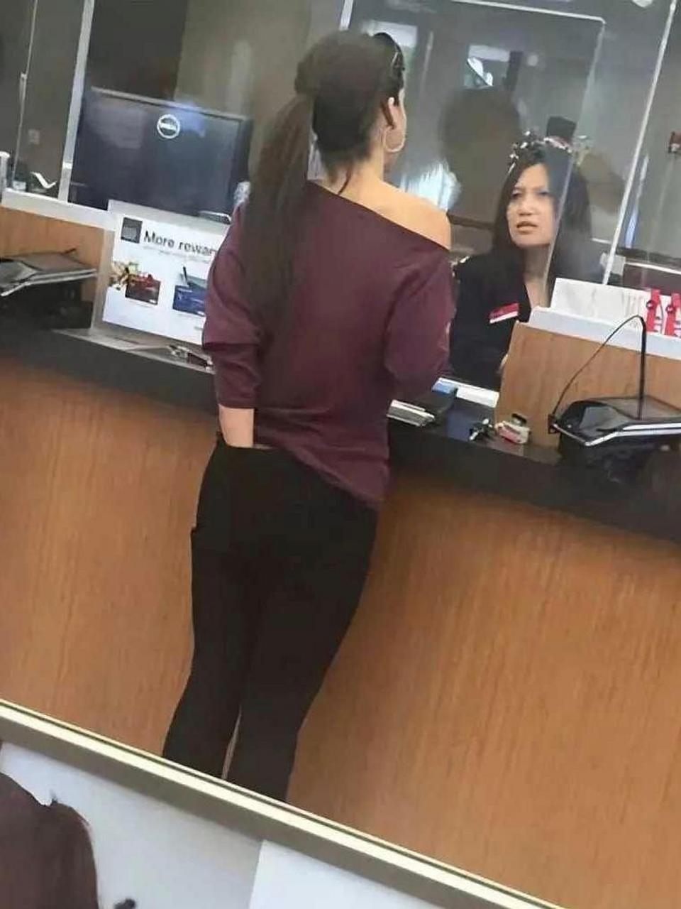 美女,咱别自欺欺人了好吗,柜台里面的人看不到,那柜台外面的人呢