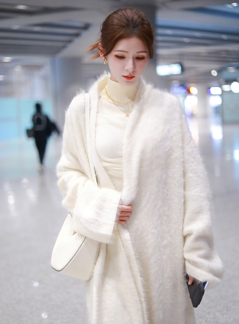 张予曦的机场穿搭真好看,清新俏丽,又美又温柔!