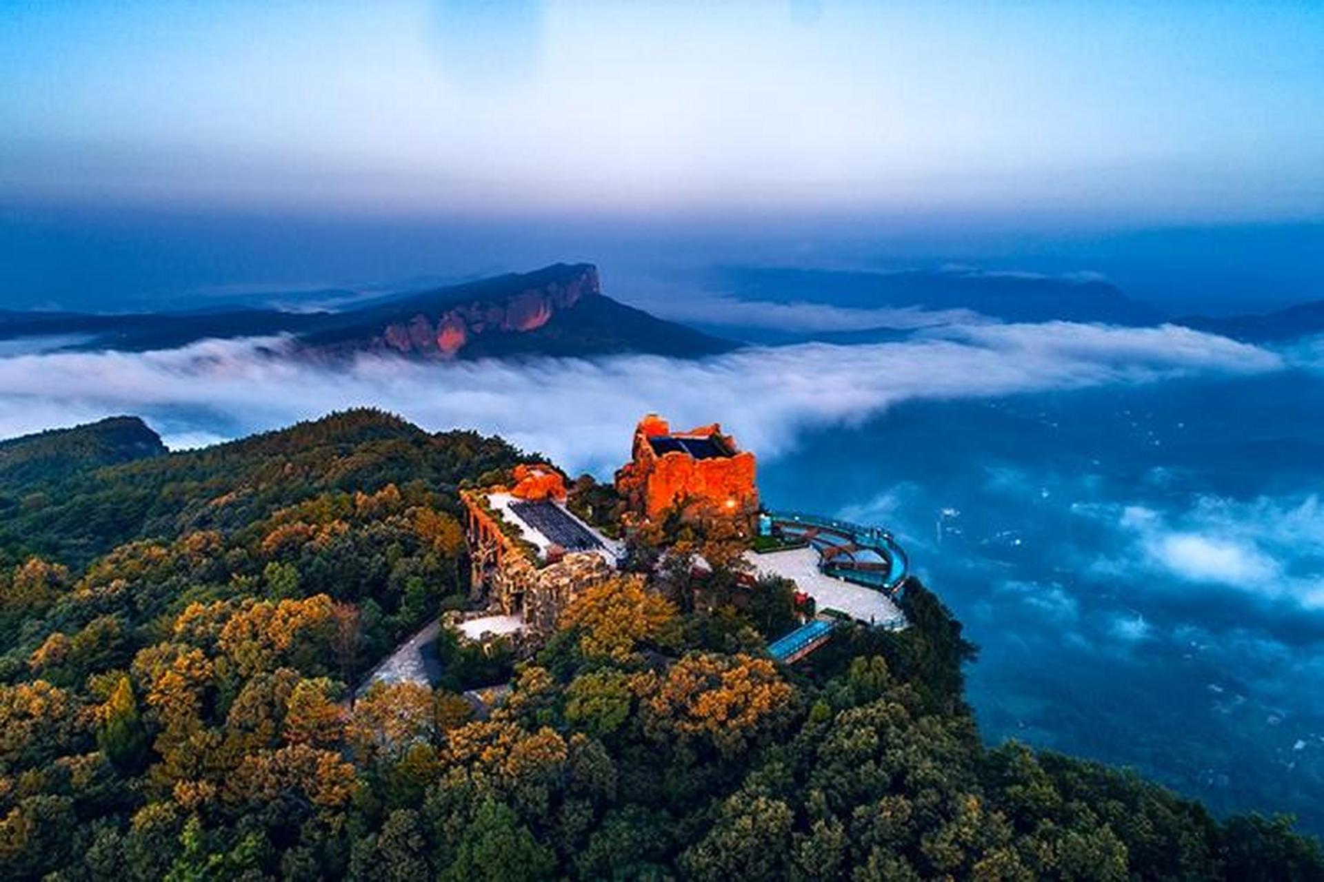 唐代诗人李白曾在《蜀道难》写下"剑阁峥嵘而崔嵬