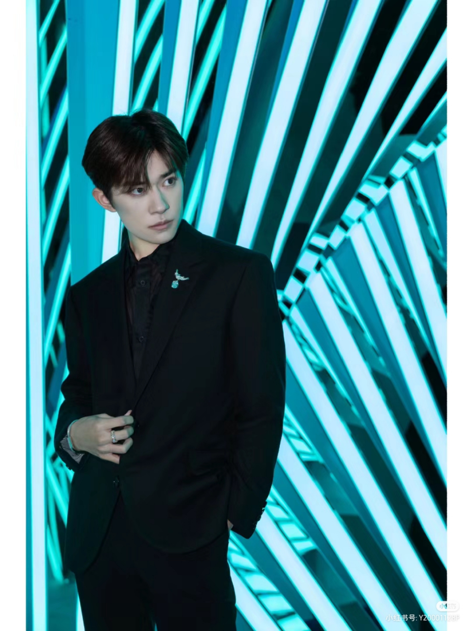 1,易烊千玺平常更喜欢坐高铁而不是飞机,只要行程不匆忙他都会坐高铁