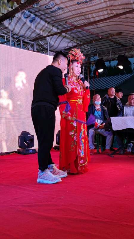 艺人刘红星王小凤夫妇,在双城区演唱传统二人转正戏《古城会》第一