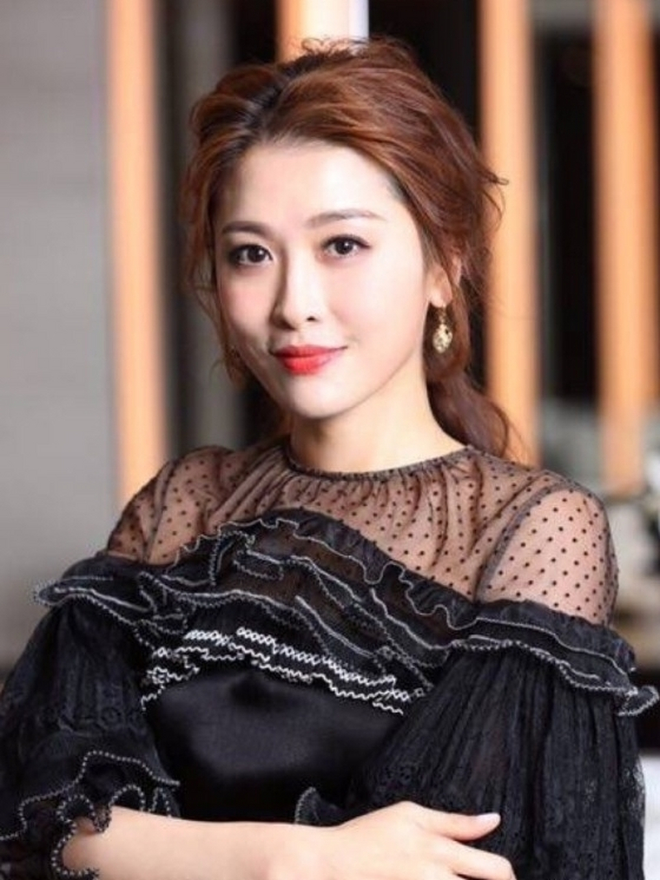 周丽淇是一个歌手,演员,主持人与模特,在(玉女添丁)(再创世纪)等等,她