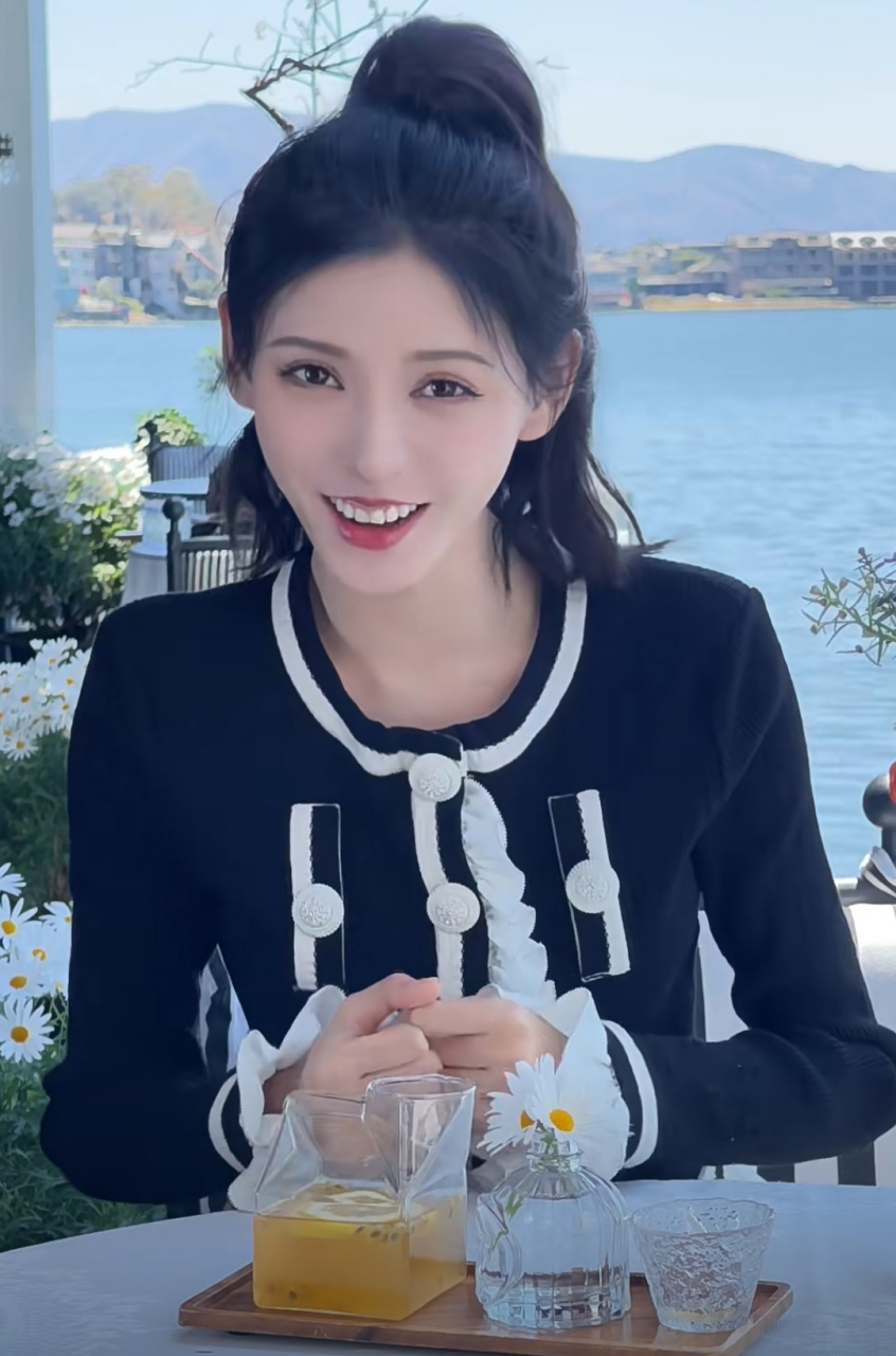 张予曦坐在海边录短片,梳起高马尾脸型还那么小,长相属实优越.