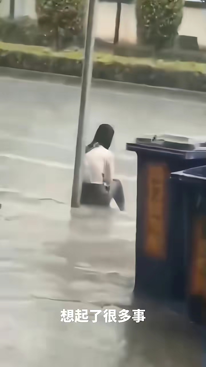 女子被丈夫赶出家门,独自坐在路边淋雨:我这次一定要跟他离婚  夫妻