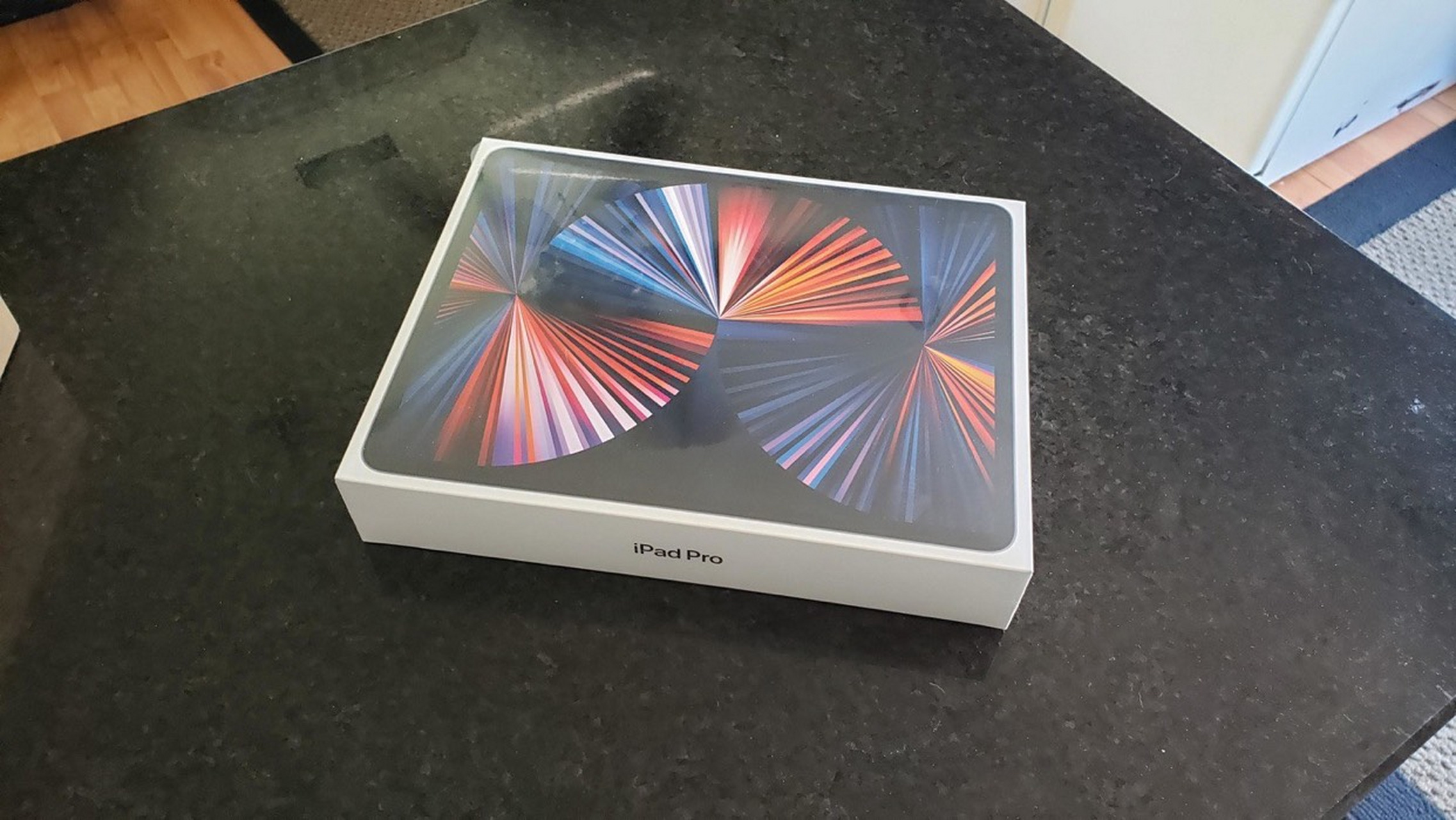 居然有哥们提前收到m1版的ipad pro,按道理来说,首批交付日期为5月21