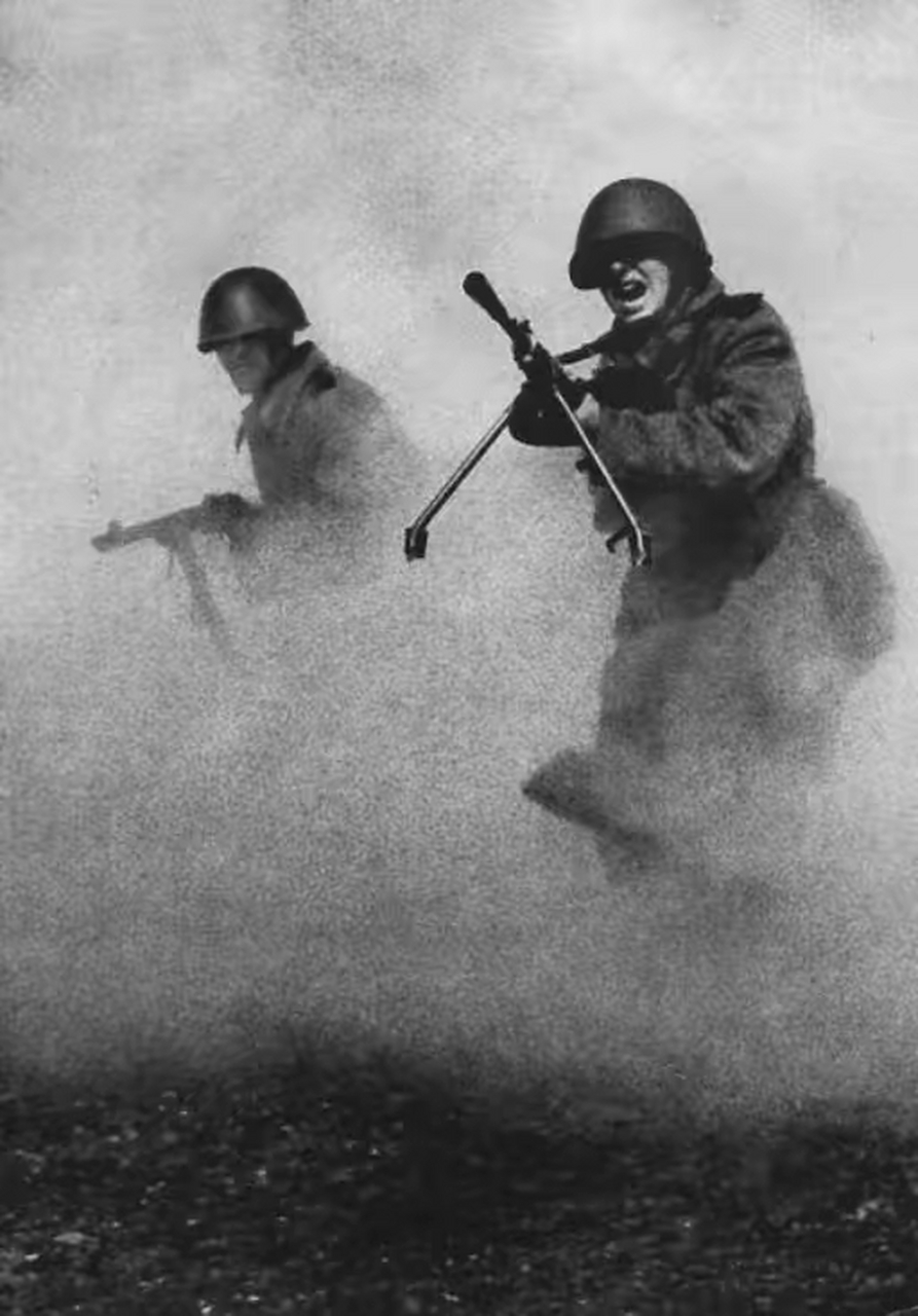 1943年,两位苏联士兵,在迷雾中发起了冲锋