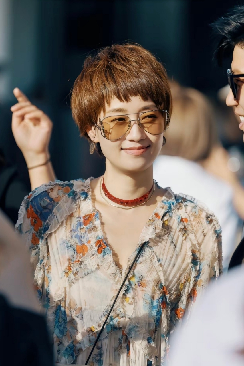 琾参加好友婚礼的照片,她气质挺好的就是衣品一言难尽,花裙子红靴子