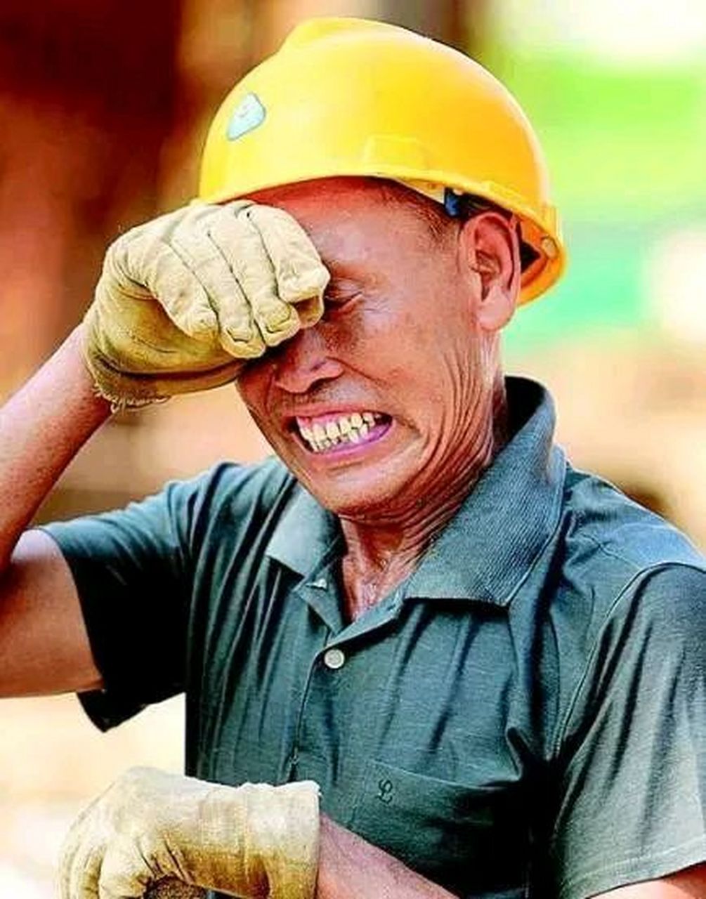 近日,广州气温高达40度,位于市区的一家建筑公司工地上,李大叔站在