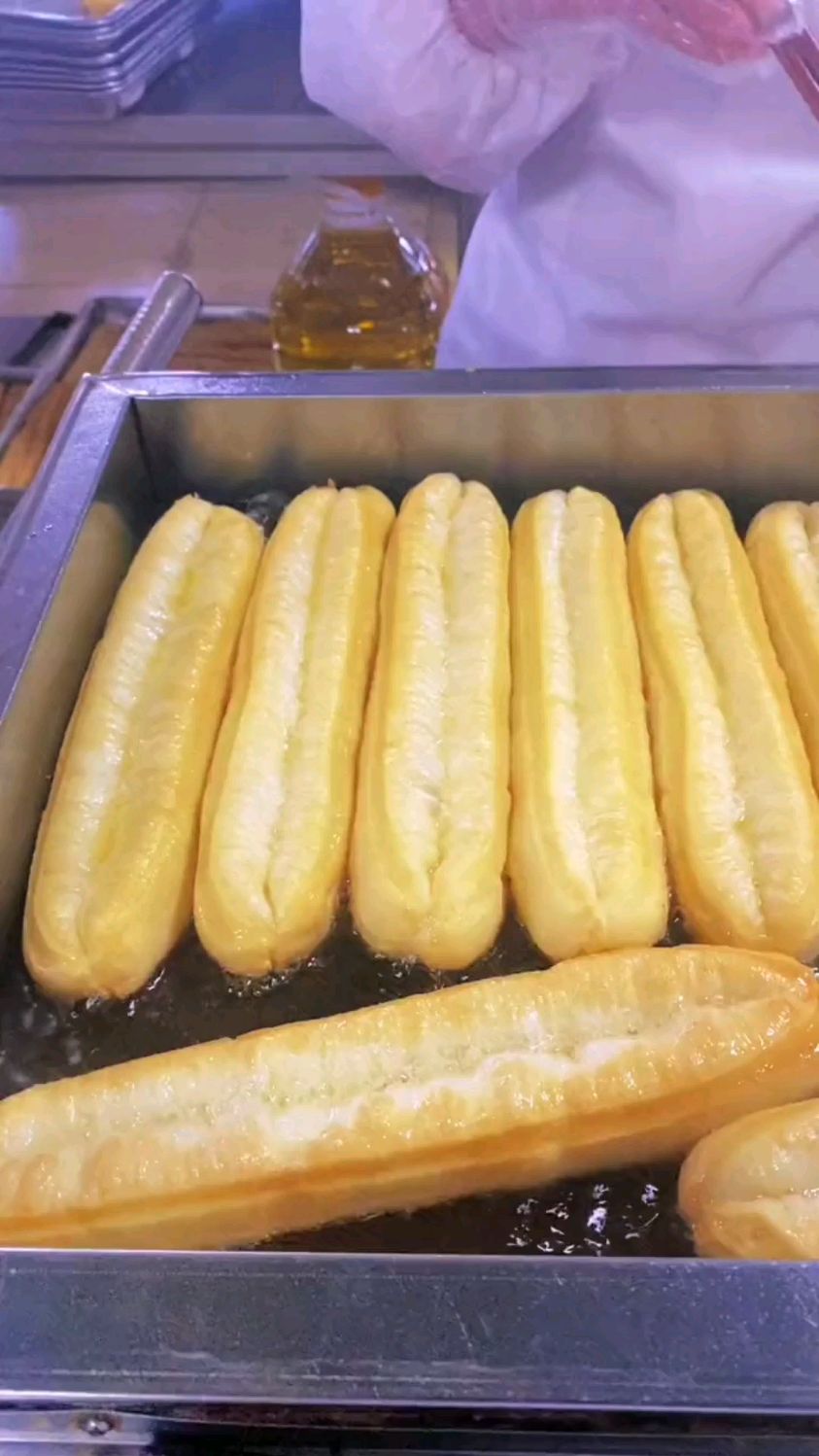 油条是咱们餐桌上的美食,这种油条是纯手工鸡蛋,白糖做的油条,无任何