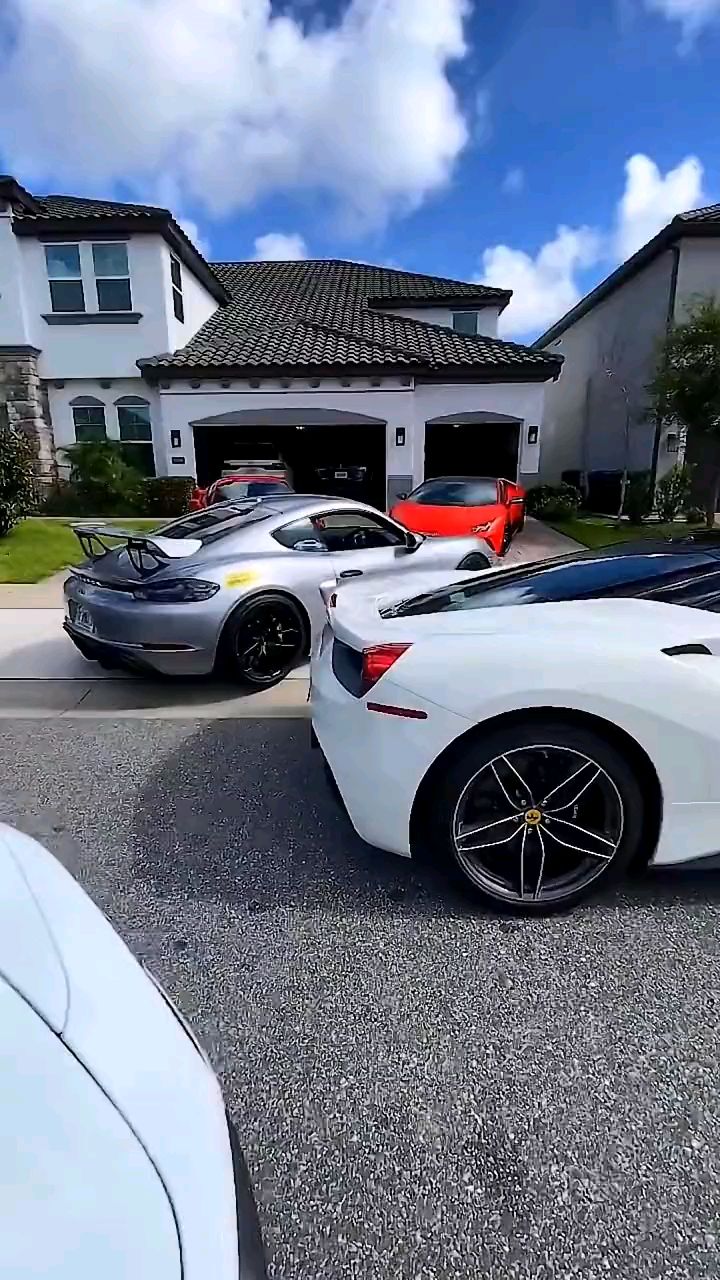 哪位土豪的别墅停满超跑?您认识哪几辆?-度小视