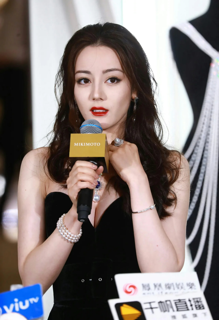 迪丽热巴黑色深v礼服,不知道谁会娶她当老婆