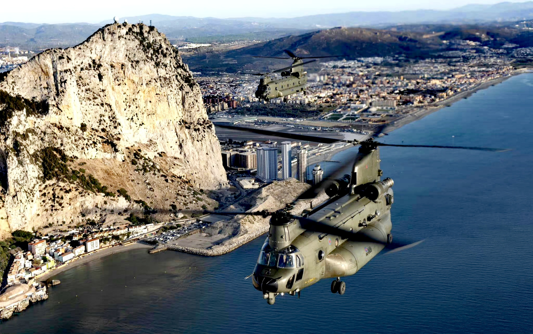 在直布罗陀海峡飞行的英国空军ch-47直升机,纵列双旋翼的直升机有种