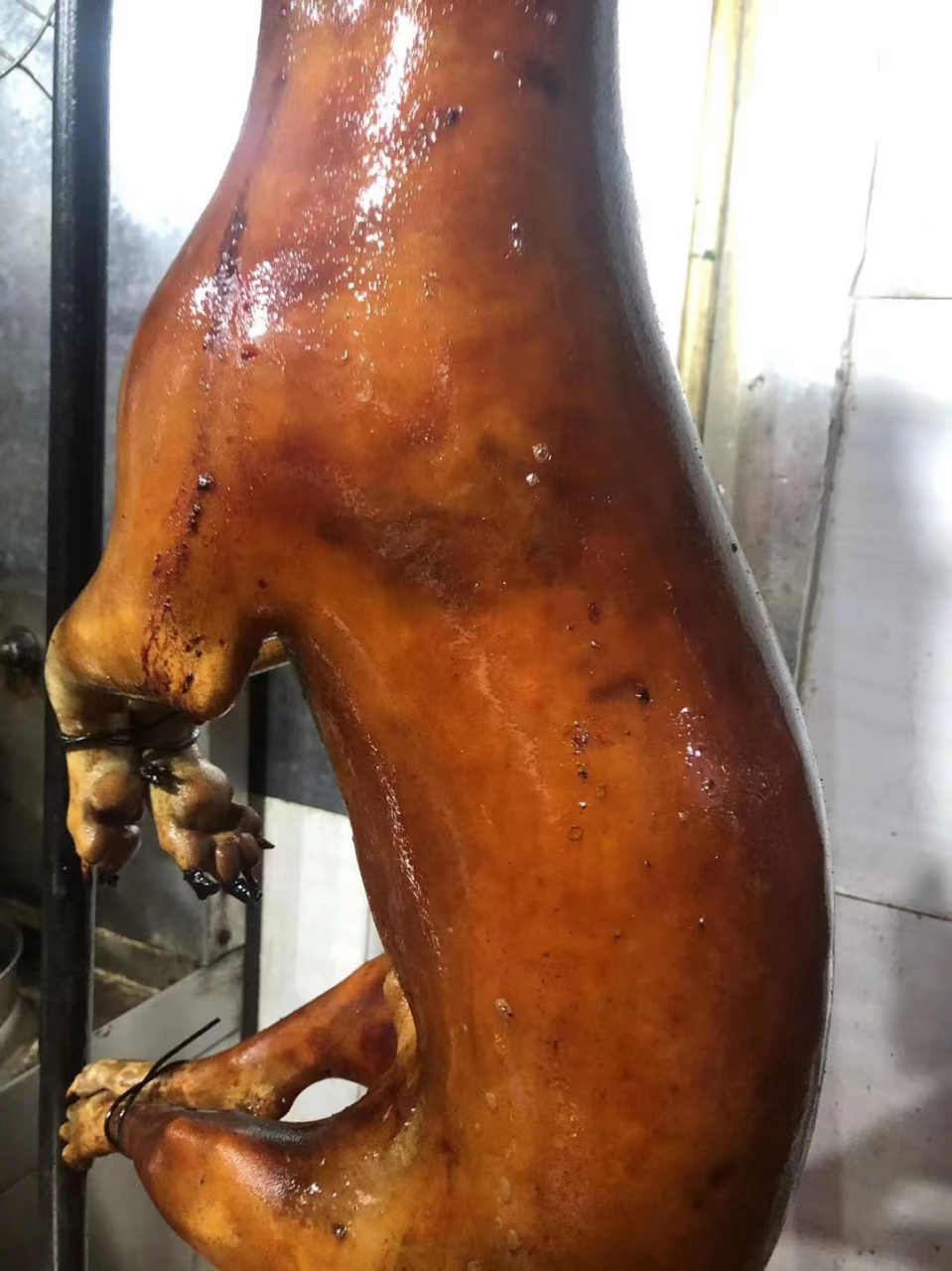 炎热的夏天,晚上整一锅脆皮狗肉,配上冰镇啤酒和荔枝,简直赛神仙,太爽