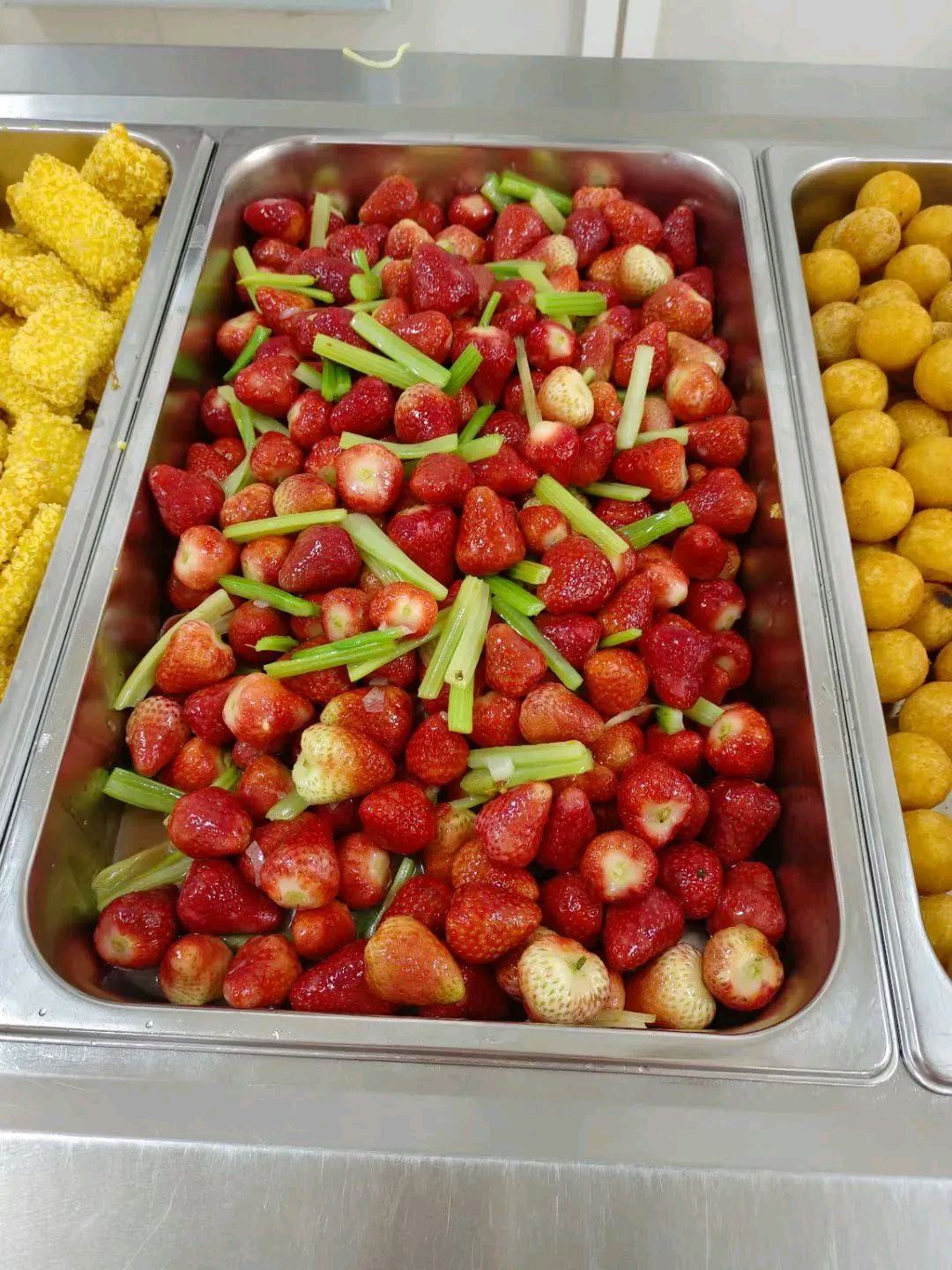 学校食堂的饭菜真好 话说你知道这是什么菜吗?
