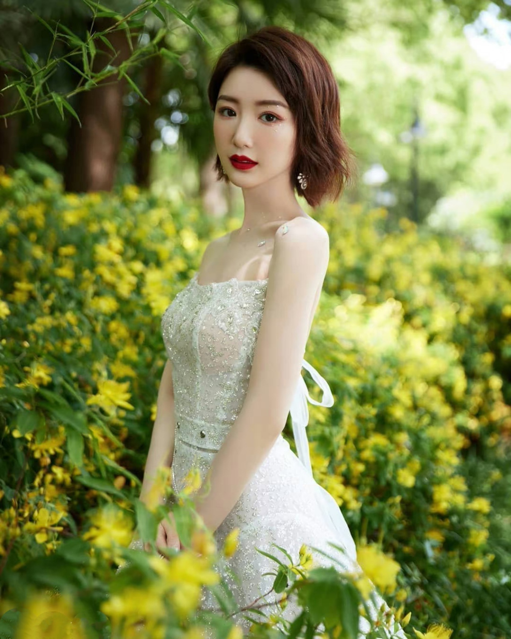 毛晓彤# 一袭白色镶钻抹胸礼裙,肤白貌美的绝美容颜,清新脱俗,婀娜