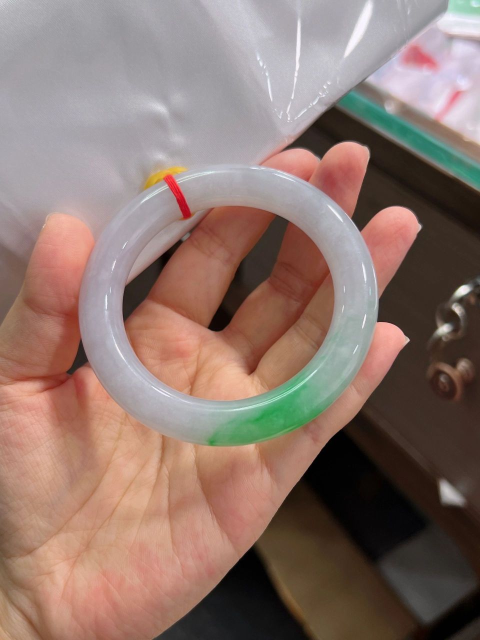 白底青圆条翡翠手镯56圈口 尺寸:56.4*12*9.