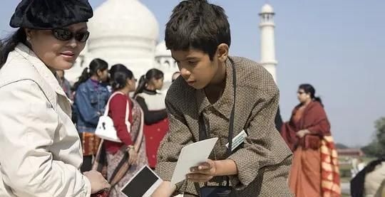 《贫民富翁》贾马尔的故事,从拍摄背景到电影主题,传达了什么?