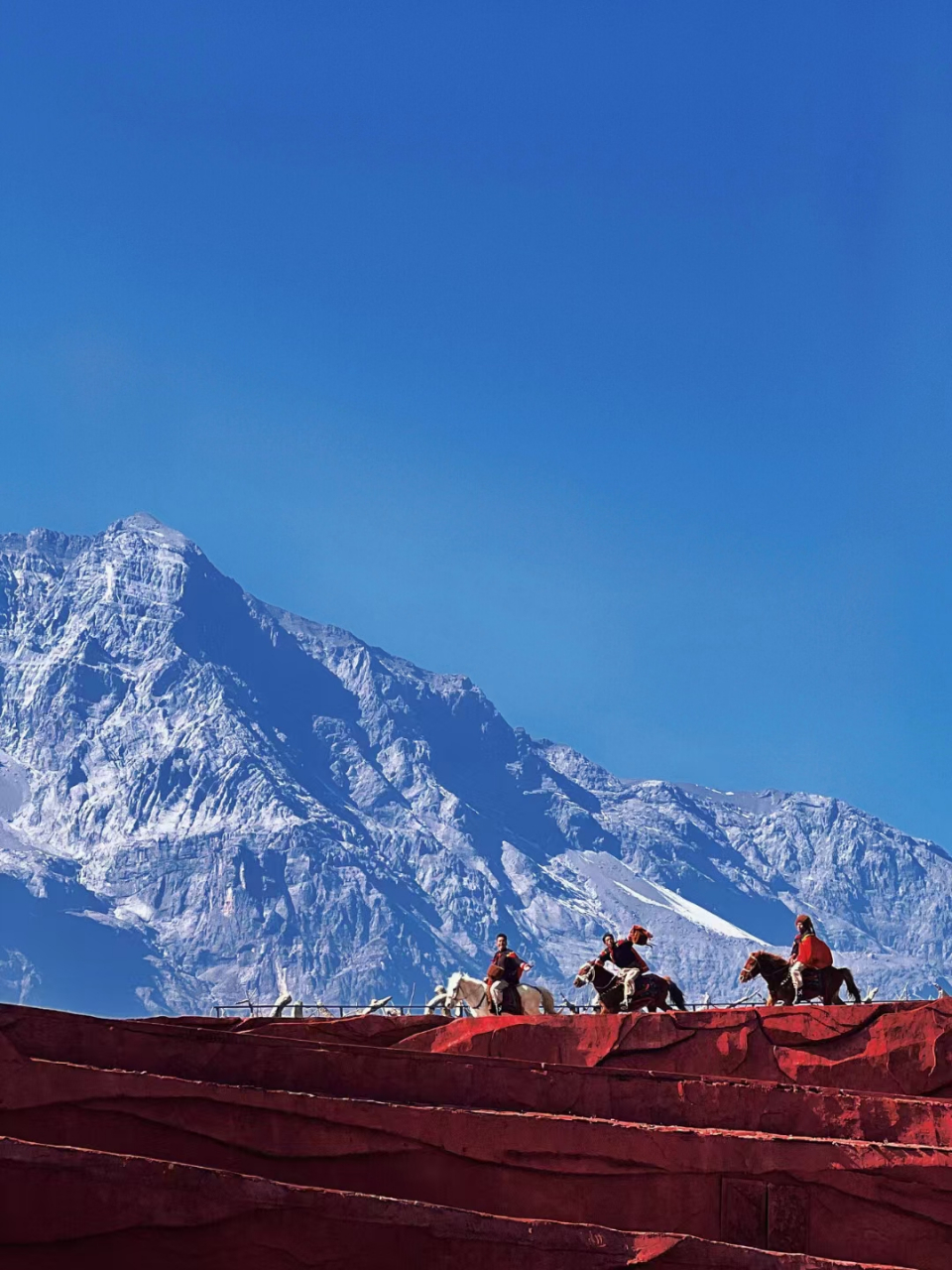 张艺谋导演的印象丽江特别的震撼,是世界上最大的实景演出场地.