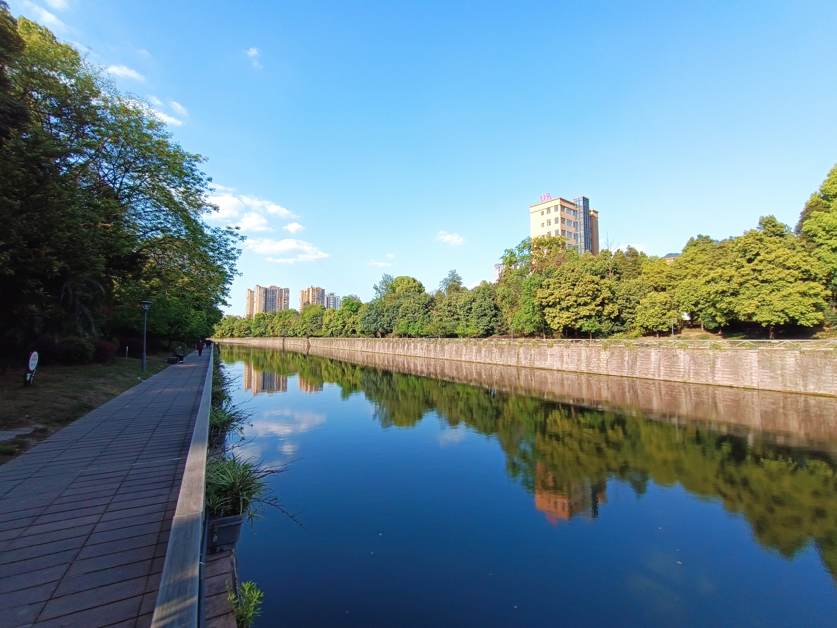 家乡小河风景如画  蓝天白云绿树相映成趣  虽然不如江南但也赏心悦目