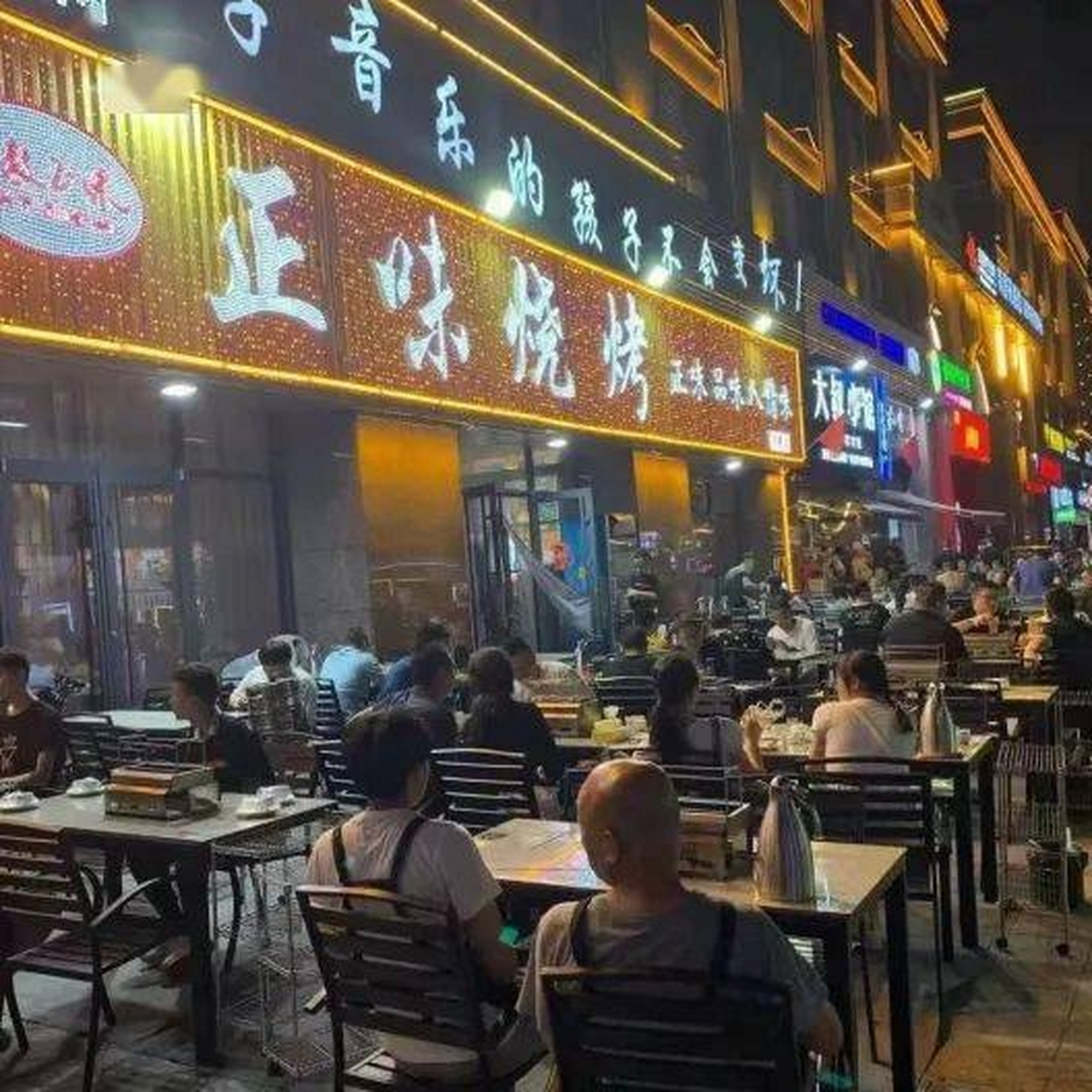淄博烧烤店开始大量倒闭,上百店铺转让!