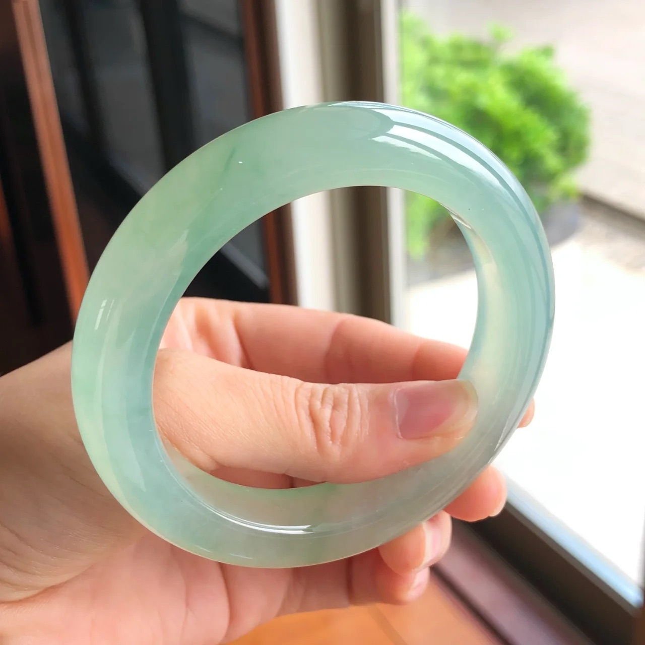 高冰晴底水足正装手镯 老坑高冰种,质地很冰润,很细腻,种水饱满,用料