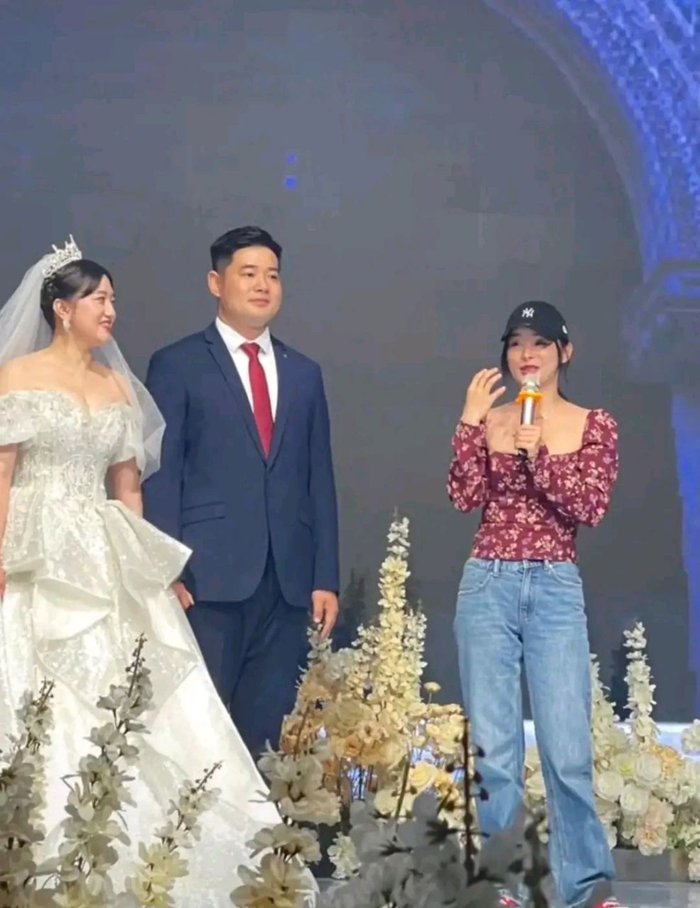 "袁姗姗"回家参加弟弟婚礼, 戴帽刻意低调, 穿着却难掩好身材[赞同]