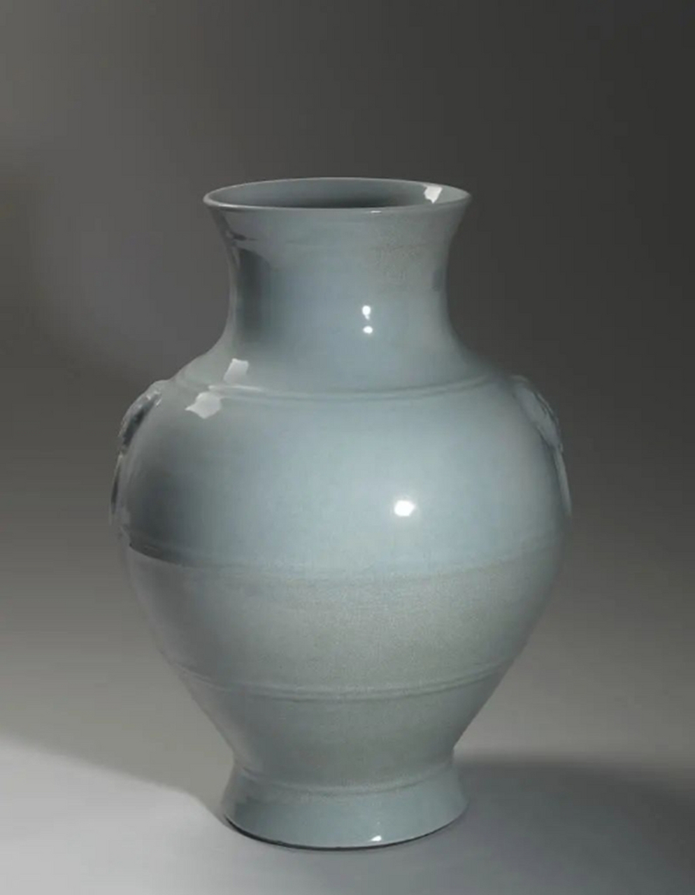 清乾隆 仿汝青瓷釉兽耳尊:此尊微侈口,短颈,丰肩,两侧贴兽首衔环耳,腹