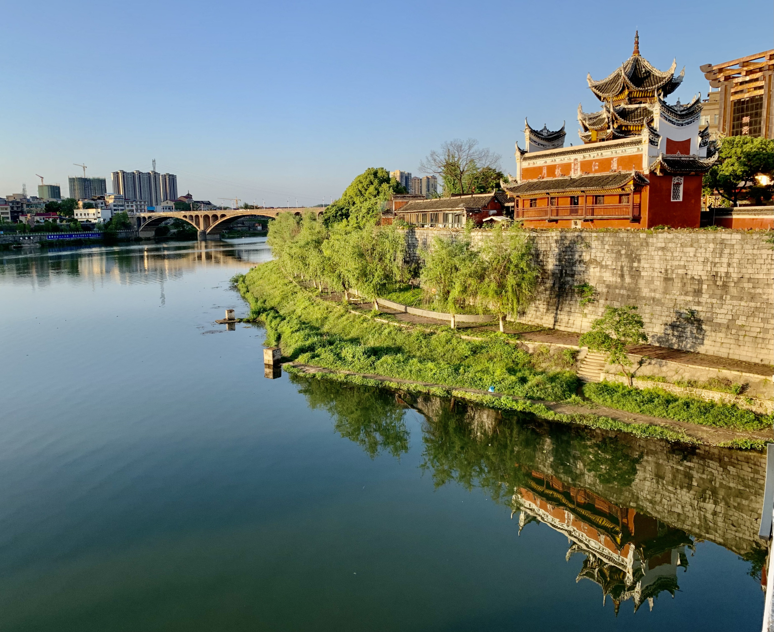 湖南邵阳市的水府庙,下临资水,屋檐翘角龙凤鸟兽精巧夺目,倒映江中,甚